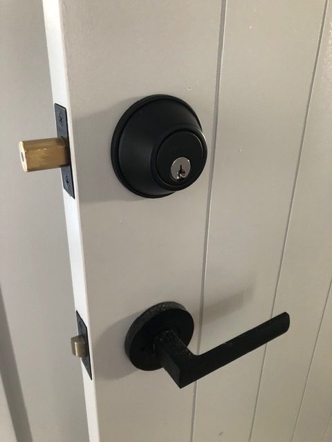Black knob set fitted to a white VJ panel door